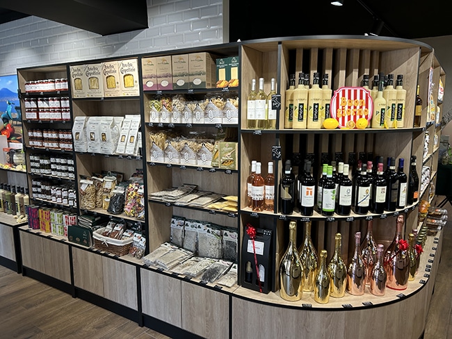 Italian delicatessen products labeled with Edikio