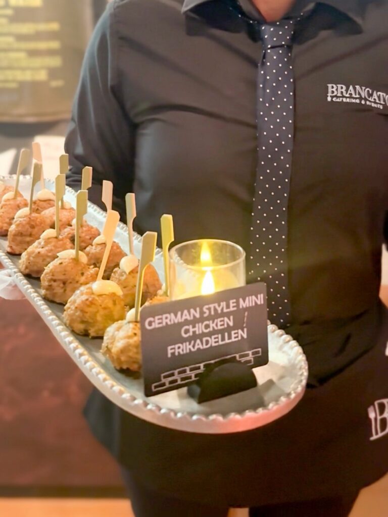 Vassoio di stuzzichini presentato con un'etichetta alimentare personalizzata creata con Edikio Guest Flex.